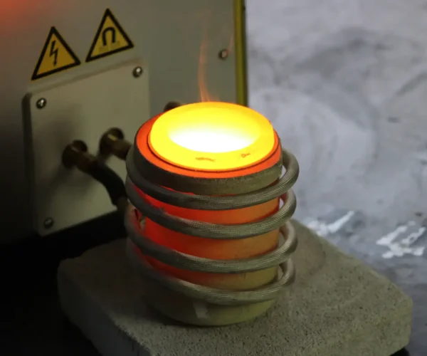 Creuset incandescent sur l’inducteur de la forge