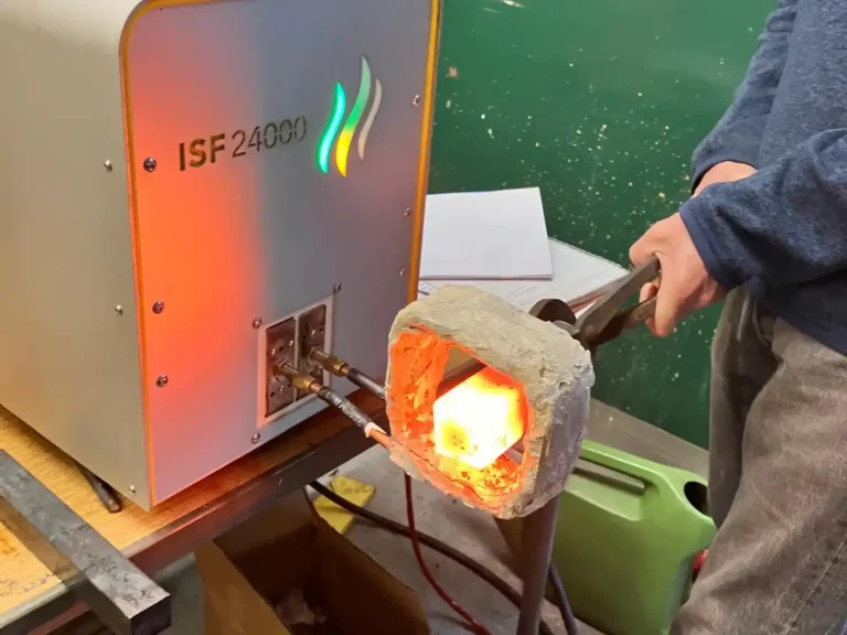 Forge à induction IS Forge chauffant une pièce