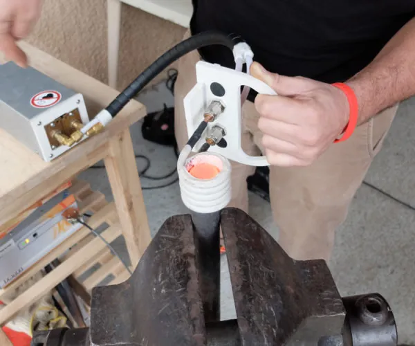 Inducteur portable utilisé sur une pièce à l’étau