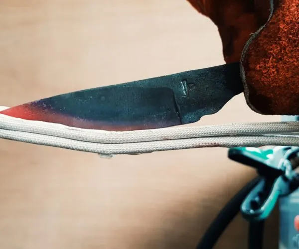 Lame de couteau chauffée avant la trempe
